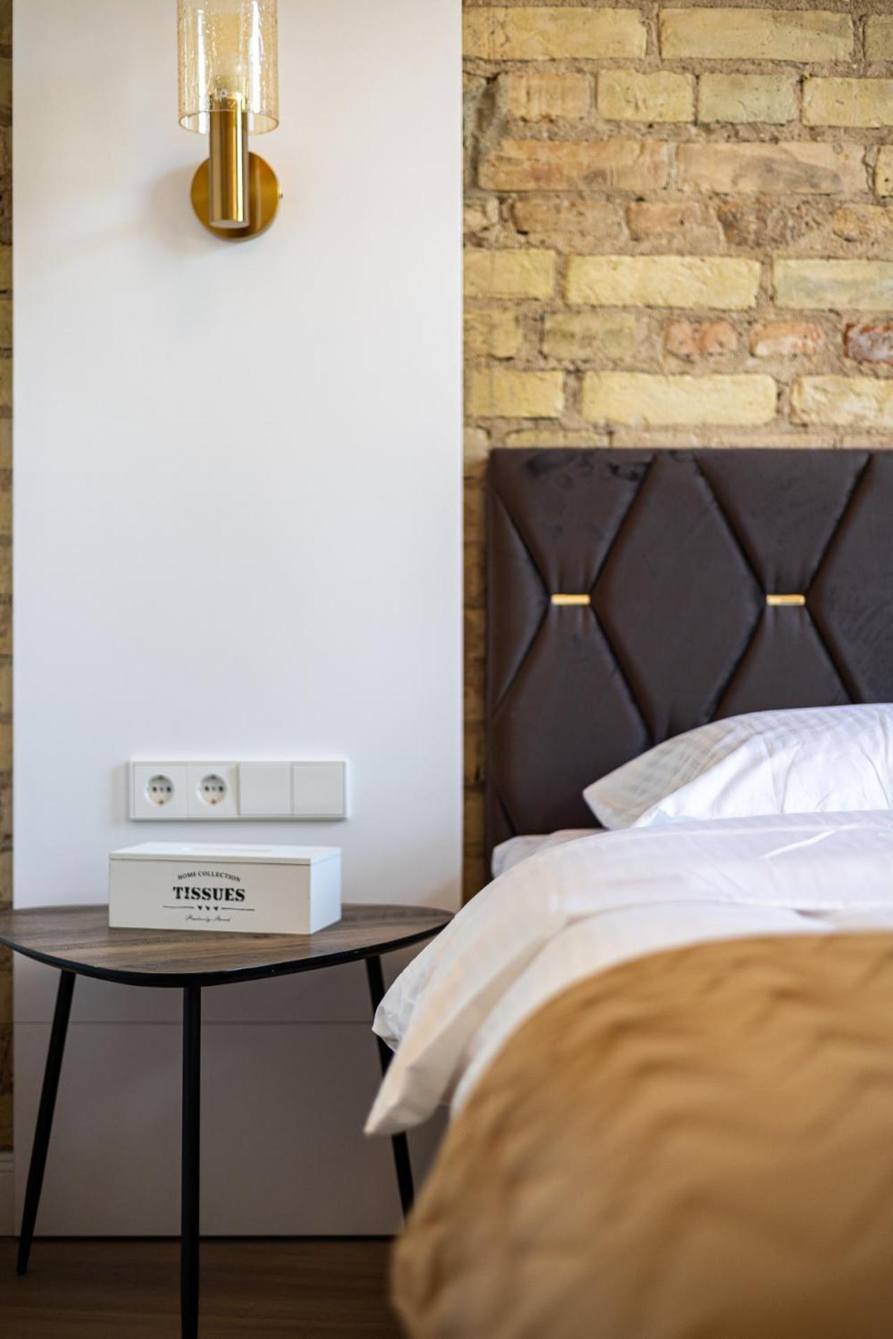 Apartment Cohost I Brand New Apt, W-ac In A Location *