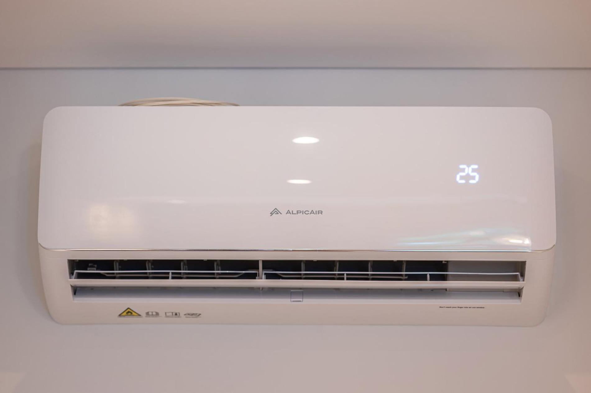 Apartment Cohost I Brand New Apt, W-ac In A Location *